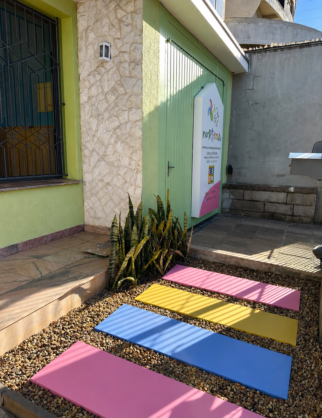 Entrada da clínica com caminho colorido