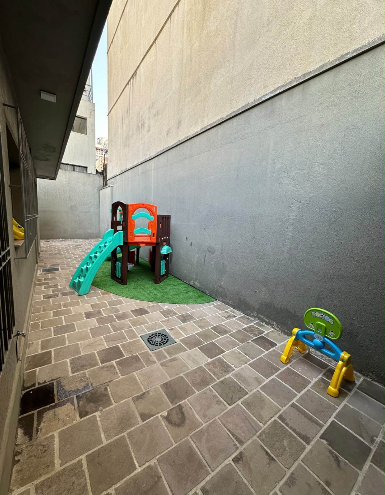 Área externa com playground